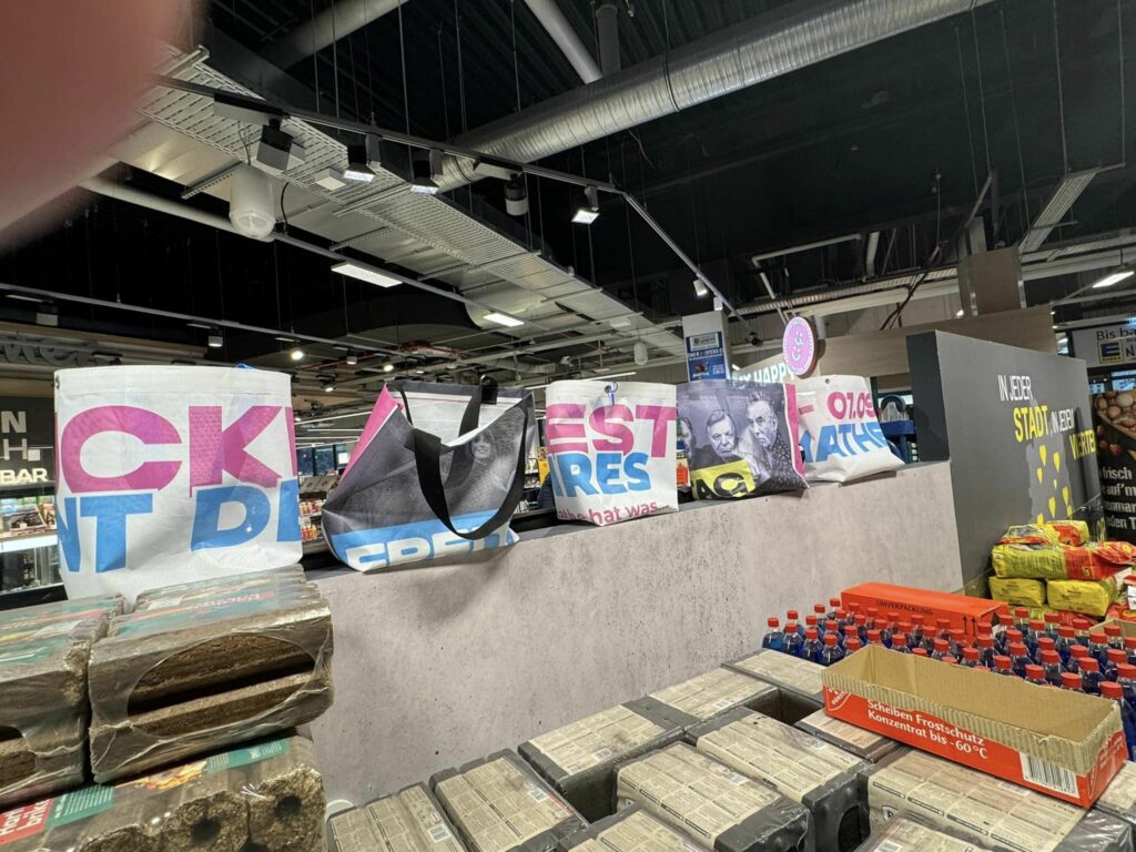 Nachhaltigkeit trifft Kreativität: Einzigartige Einkaufstaschen aus alten Werbeplakaten